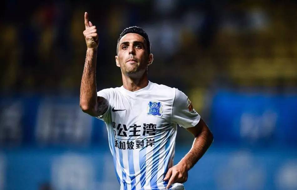  足总杯赛程吃紧，埃因霍温今晚完成体检，引发热议，资深球员宣示担当